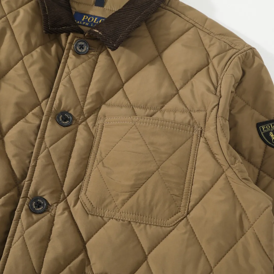 P370 #R50 Ralph Lauren/Ralph Lauren classic old money style workwear rhombus retro cotton jacket. Inspired by retro workwear, it reshapes the contemporary British style. Imported machine-pressed diamond quilting technology, every quilting line is accurately aligned, and the details are full of ingenuity; three-dimensional tailoring creates a neat H-shaped silhouette, and it can still remain light and straight when worn in multiple layers in autumn and winter. Customized metal buttons, low-key embellished textured corduroy lapel design, full of retro atmosphere, 37.5° temperature control black technology, breathable and moisture-proof, locks in temperature and sweat, waterproof and snow-proof fabric, no fear of bad weather, anti-run cotton patented technology, warm and soft, long-wearing without deformation, five high-end colors: navy | khaki | black | green | brown, easily suitable for commuting, leisure, and travel. Wearing one piece gives off a calm temperament of "old money style", and you can have both style and warmth in low-temperature weather.  Color: Navy blue, black, khaki, military green, brown Size: S M L